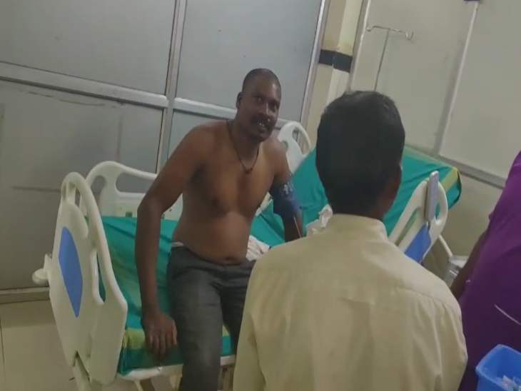 पुलिस ने ग्रामीण को नीचे उतार लिया है।