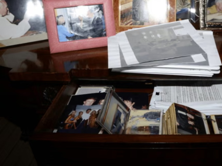 जस्टिस डिपार्टमेंट ने कल यह फोटो वेबसाइट से हटा दी थी, इसमें ट्रम्प के अलावा पोप जॉन पॉल सेकेंड की भी फोटो फ्रेम थी।