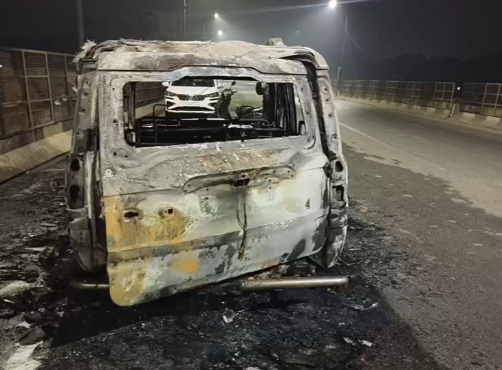 आग लगने के बाद गाड़ी इस तरह से जर्जर हो गई।