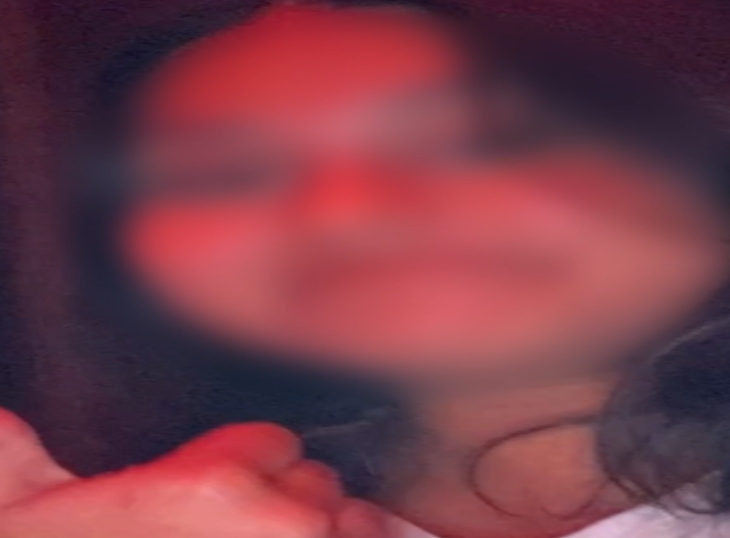 इस वायरल वीडियो को लड़की ने ही मोबाइल कैमरे में रिकॉर्ड किया है।