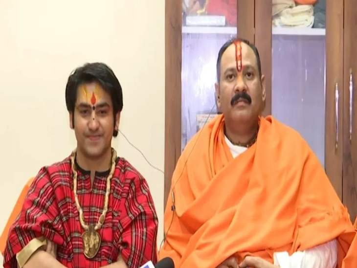 पंडित प्रदीप मिश्रा (सीहोर वाले) और बागेश्वर धाम (पंडित धीरेंद्र कृष्ण शास्त्री)।