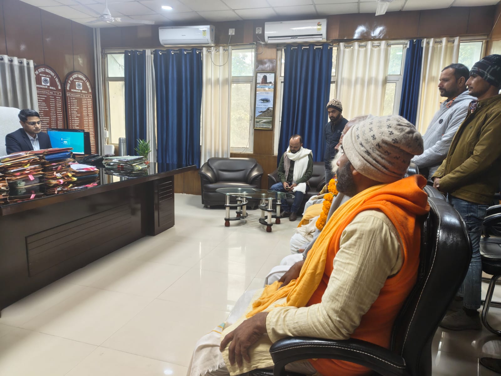 संतों के साथ वार्ता करते भिंड कलेक्टर मीणा