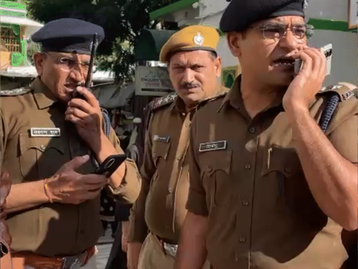 आज केंद्रीय मंत्री किरेन रिजिजू पीएम मोदी की ओर से चादर चढ़ाने अजमेर पहुंचे। प्रधानमंत्री की चादर को लेकर सुरक्षा के पुख्ता बंदोबस्त किए गए।