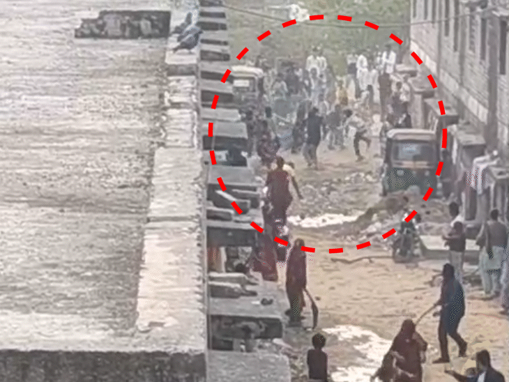 पथराव में 2 घायल हो गए, जिन्हें अस्पताल में भर्ती कराया गया है।