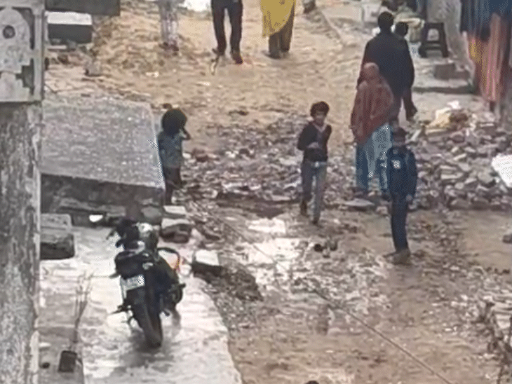 पतंगबाजी को लेकर हंगामा हो गया। दो पक्षों ने एक दूसरे पर लाठी-डंडों से हमला कर दिया।