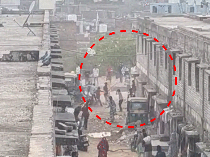 झगड़ा बढ़ने पर एक-दूसरे पर पथराव किया गया।