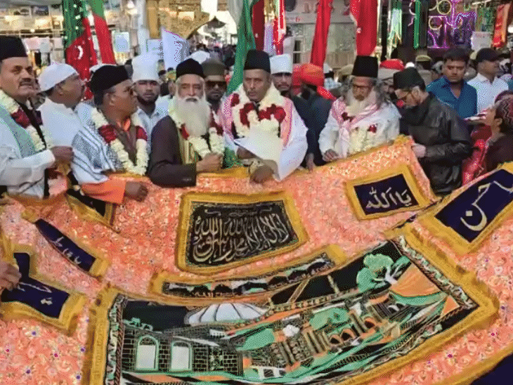 लोक जनशक्ति पार्टी (रामविलास) के राष्ट्रीय अध्यक्ष एवं केंद्रीय मंत्री चिराग पासवान की ओर से चादर पेश की गई।