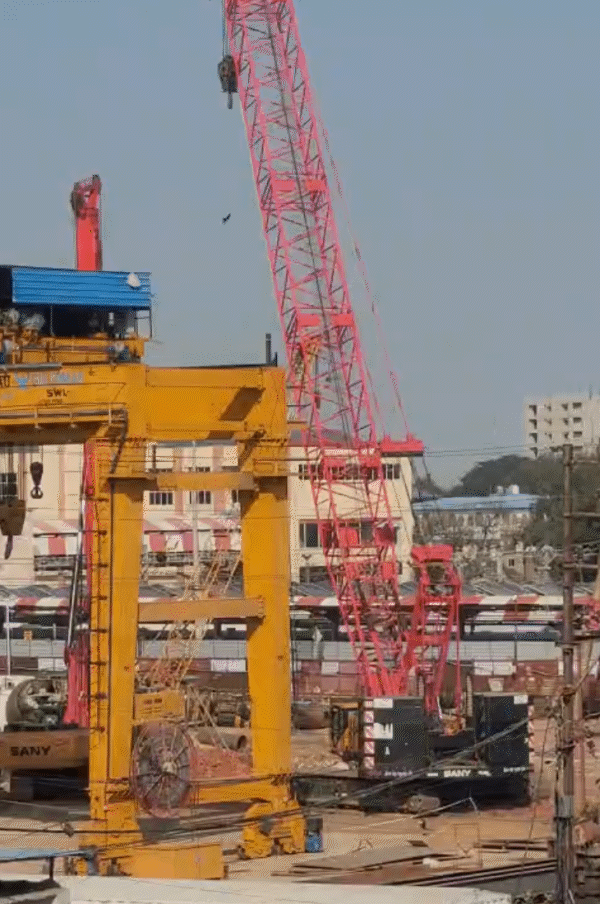 भोपाल रेलवे स्टेशन के पास अंडरग्राउंड काम जारी है।