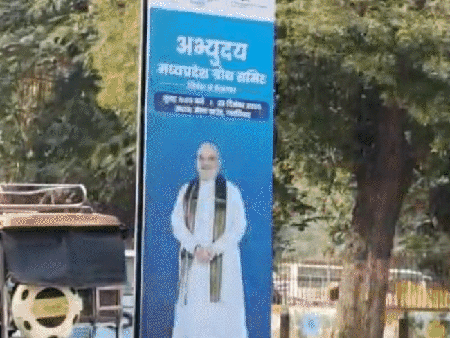 केंद्रीय गृह मंत्री अमित शाह ग्वालियर आने वाले हैं। इससे पहले सड़क निर्माण किया जा रहा है।