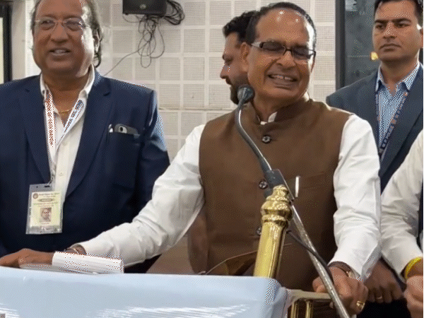 भोपाल में शिवराज ने, इंदौर में विधायक गोलू शुक्ला और जीतू जिराती ने गाना गया।