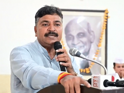 जूली ने कहा- मनरेगा के फंडिंग पैटर्न में बदलाव कर 60:40 कर दिया है। पहले 90 फीसदी पैसा केंद्र देता था। अब केवल 60 प्रतिशत ही देंगे।