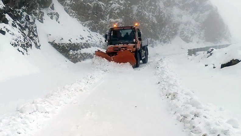 मुगल रोड ब्लॉक हो गई। स्नो कटर से बर्फ को सड़क से हटाया जा रहा है।