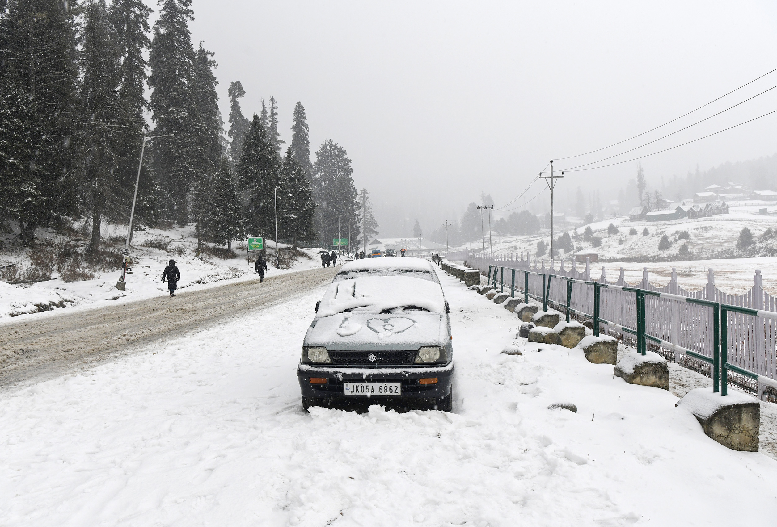 गुलमर्ग सोनमर्ग में रविवार को 1 फीट तक बर्फबारी हुई।