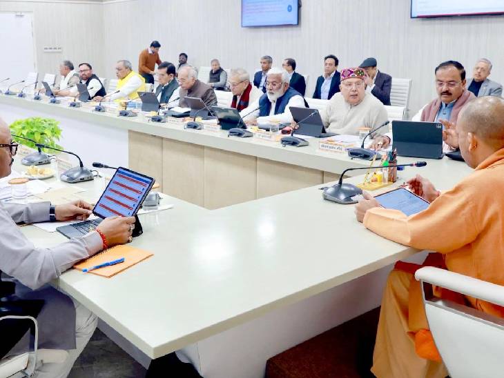 लखनऊ में मुख्यमंत्री आवास पर मंत्रिपरिषद की बैठक हुई। इसमें 24 प्रस्ताव पास किए गए।