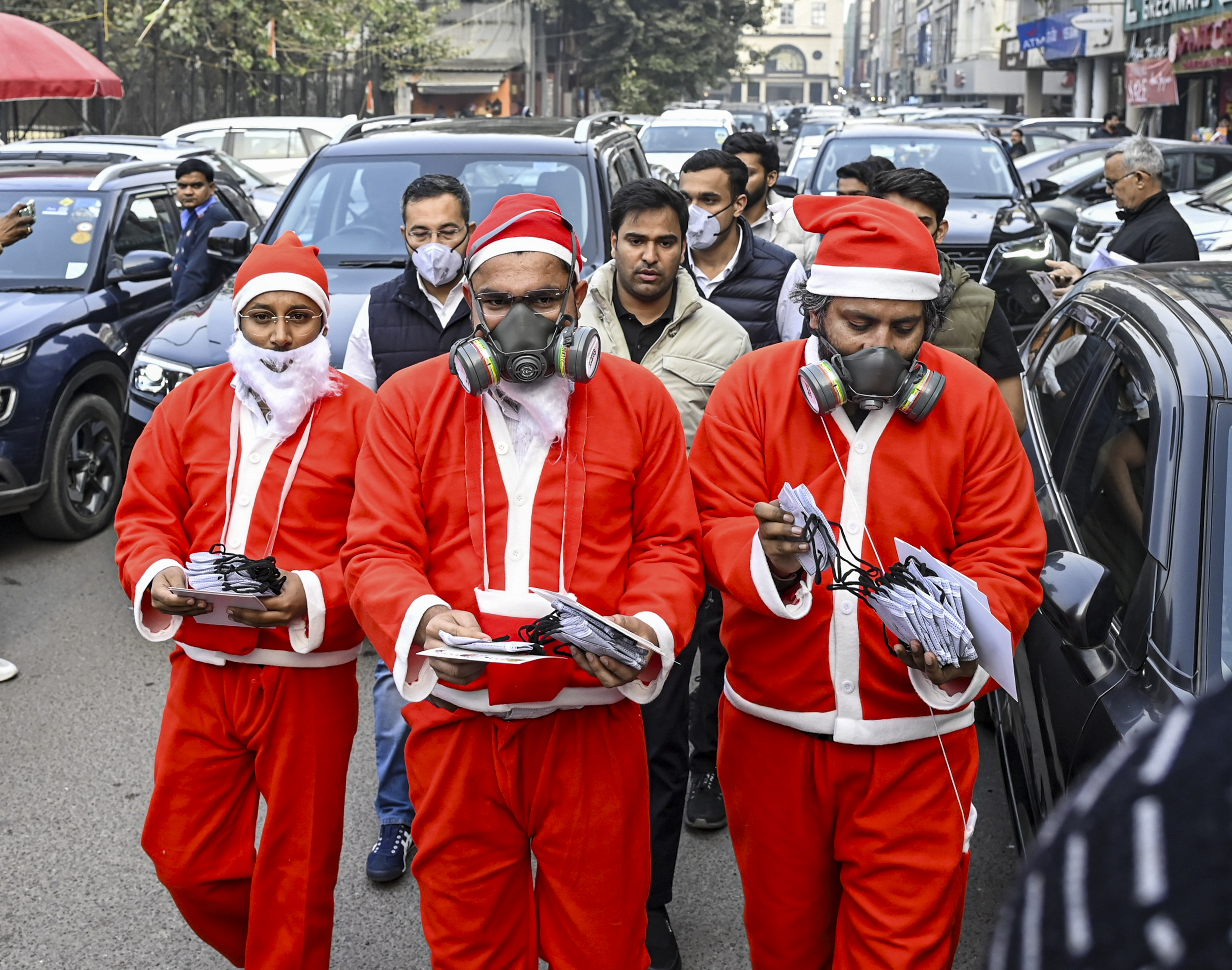 प्रदूषण के विरोध में NSUI सदस्यों ने सैंटा क्लॉज की ड्रेस पहनकर मास्क बांटे।