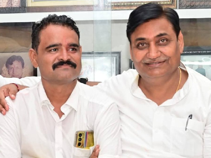 रूपलाल कांग्रेस के ब्लॉक अध्यक्ष हैं। साथ में कांग्रेस प्रदेशाध्यक्ष गोविंद सिंह डोटासरा।