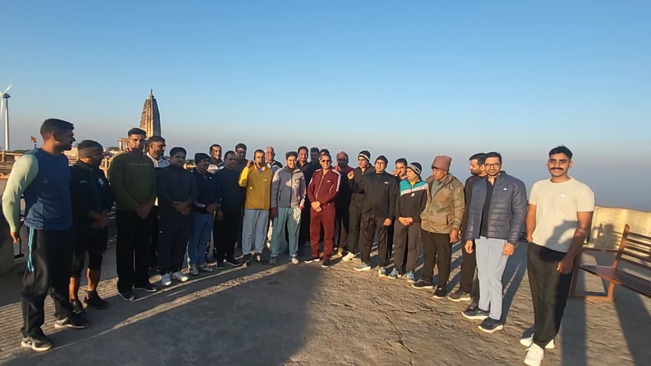 सीकर में हर्षपर्वत पर पर्यावरण प्रेमियों ने एकजुट होकर अरावली बचाने की अपील की।