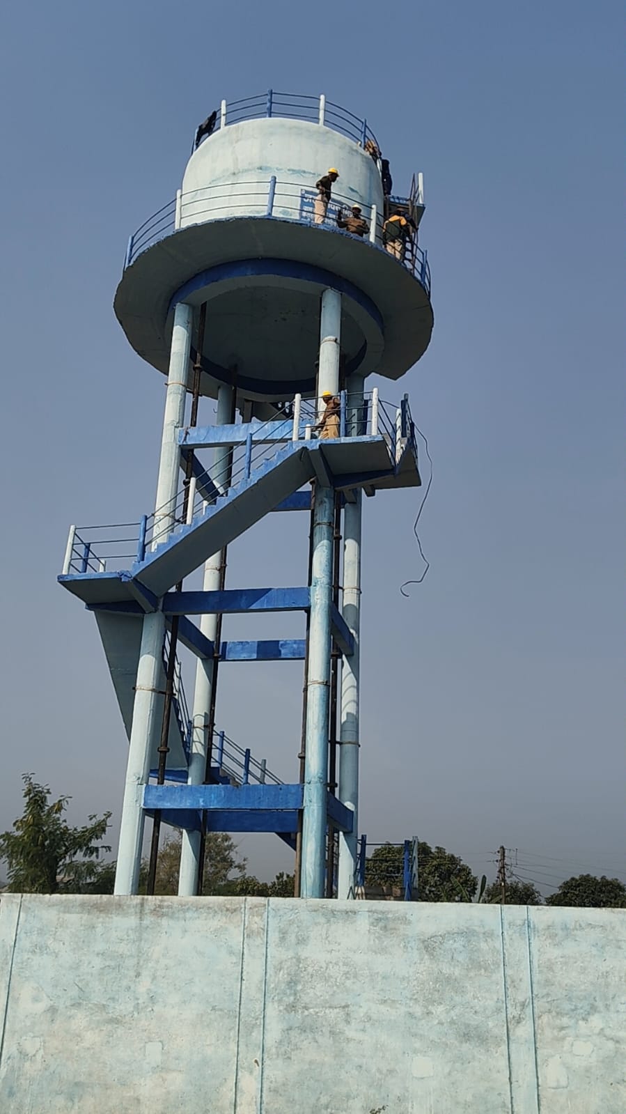 रेस्क्यू टीम के टंकी के पास पहुंचते ही युवक ने पानी टंकी का ढक्कन खोल दिया और अंदर पानी में उतर गया।