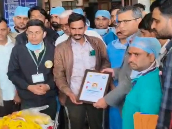 डॉक्टरों ने प्रमाण-पत्र देकर बच्चे की बॉडी की सुपुर्द।