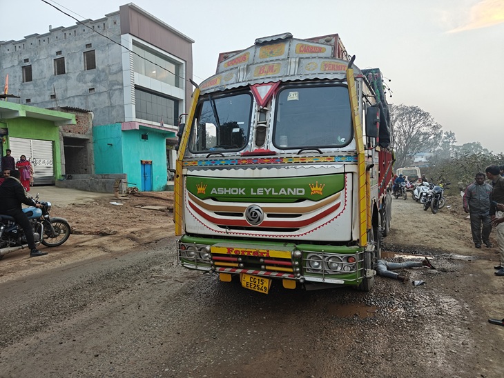 नेशनल हाईवे में गिरा युवक,ट्रक के पहिये के नीचे आया:  एनएच के गड्ढे के कारण हुआ हादसा, देर शाम हुई मृतक की शिनाख्त – Balrampur (Ramanujganj) News