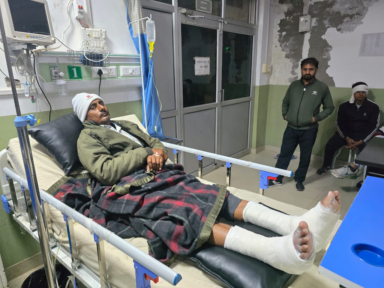 पुलिस ने राजू को हॉस्पिटल में भर्ती कराया है।