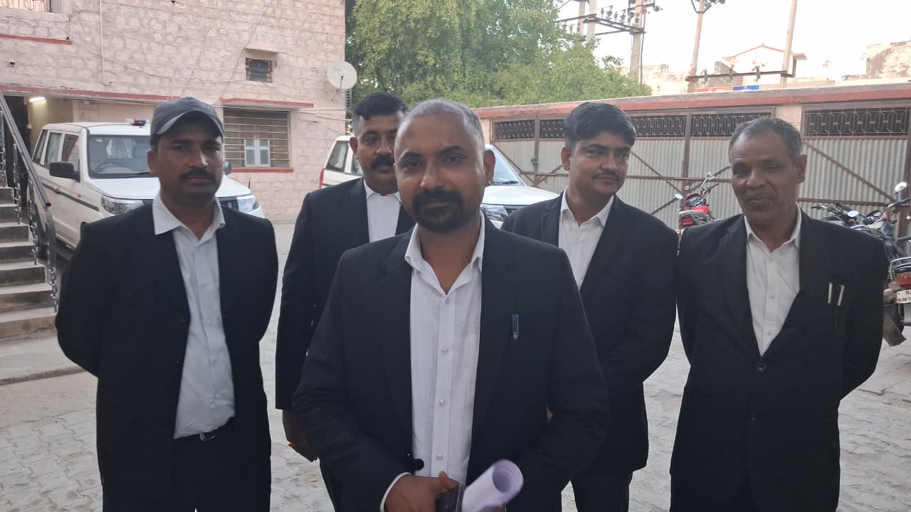 वार्ता के बाद मीडिया से बात करते पीड़ित वकील