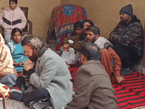 मास्टर सलीम के पिता के निधन के बाद घर पर मौजूद पंजाबी सिंगर और पूर्व सांसद हंसराज हंस।