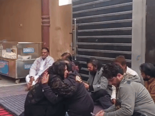मास्टर सलीम के गले लगकर रोते परिजन।