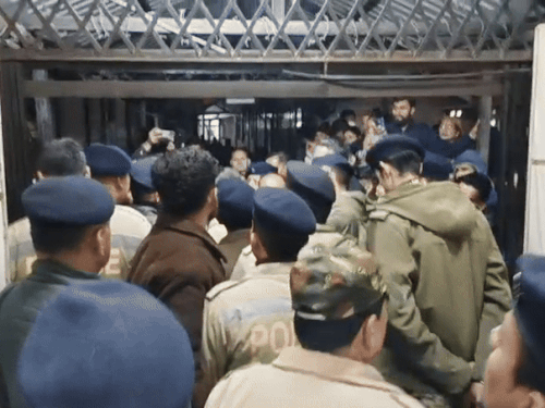 હોસ્પિટલમાં હોબાળા બાદ ભારે પોલીસ બંદોબસ્ત ગોઠવી દેવાયો.