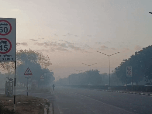 मोहाली में सुबह 9 बजे के बाद भी हल्की धुंध छाई हुई है।