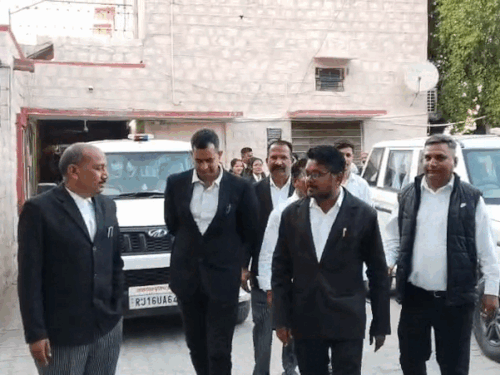 पुलिस के साथ वार्ता करने के बाद बाहर आते हुए वकील