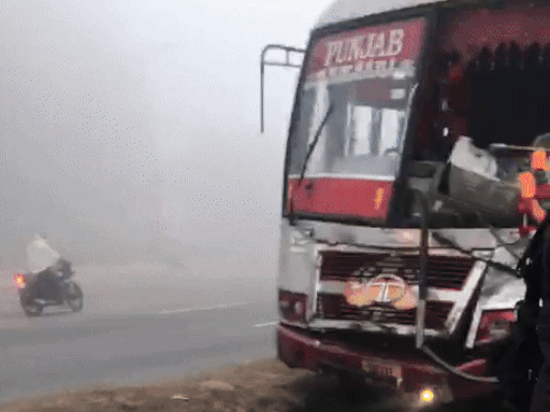 जालंधर में रोडवेज बस और प्राइवेट बस में टक्कर। - Dainik Bhaskar