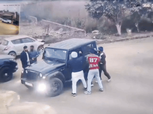 पिस्तौल से गाड़ी का शीशा तोड़ा गया।