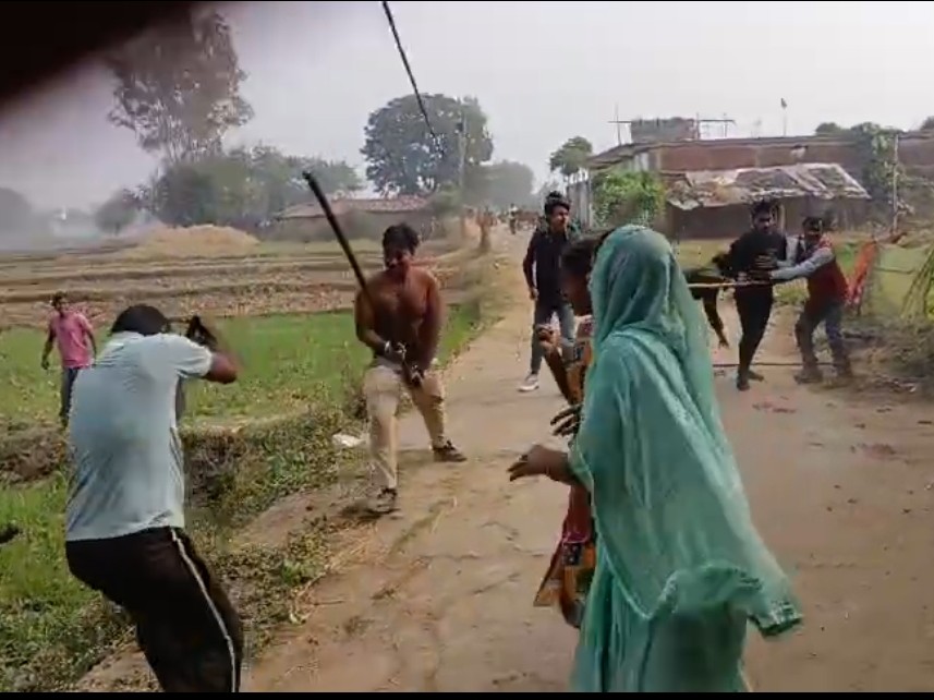 हमले में बचने की कोशिश करता युवक।