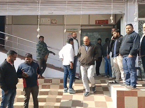 अक्षय गर्ग की हत्या के बाद स्थानीय BJP नेता और कार्यकर्ताओं की भीड़।