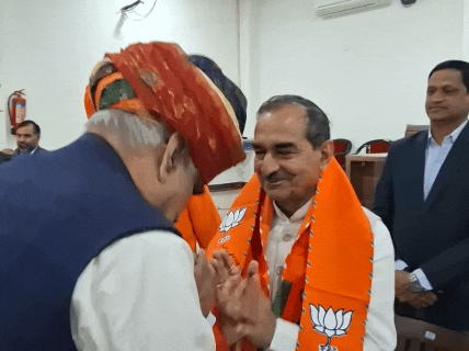 भाजपा कार्यालय में प्रदेश अध्यक्ष मदन राठौड़ का स्वागत करते हुए मंत्री झाबर सिंह खर्रा।
