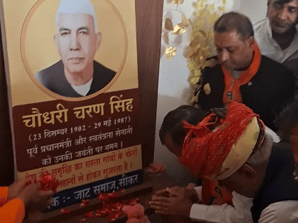 भाजपा कार्यालय में चौधरी चरण सिंह की तस्वीर पर पुष्प अर्पित करते हुए प्रदेश अध्यक्ष मदन राठौड़ और मंत्री झाबर सिंह।