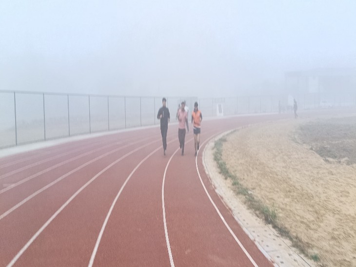 जिला मुख्यालय स्थित अंबेडकर खेल स्टेडियम कोहरे के दौरान दौड़ लगाते युवा। - Dainik Bhaskar