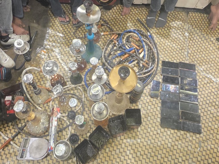 कैफे की आड़ में चलाए जा रहे हुक्का बार में जब्त हुक्का व अन्य सामग्री। - Dainik Bhaskar