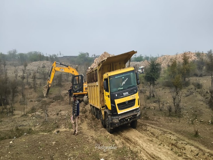 पहाड़ी क्षेत्र में अवैध चेजा पत्थरों का खनन करते हुए दूनी पुलिस ने आठ वाहनों को जब्त किया है। - Dainik Bhaskar