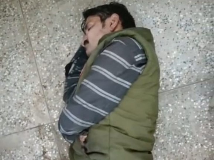 उपभोक्ता संरक्षण आयोग कार्यालय में फर्श पर लेटा चतुर्थ श्रेणी कर्मचारी विजय सिंह। - Dainik Bhaskar