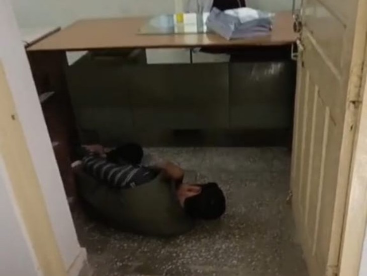 उपभोक्ता संरक्षण आयोग कार्यालय में फर्श पर लेटा चतुर्थ श्रेणी कर्मचारी विजय सिंह।