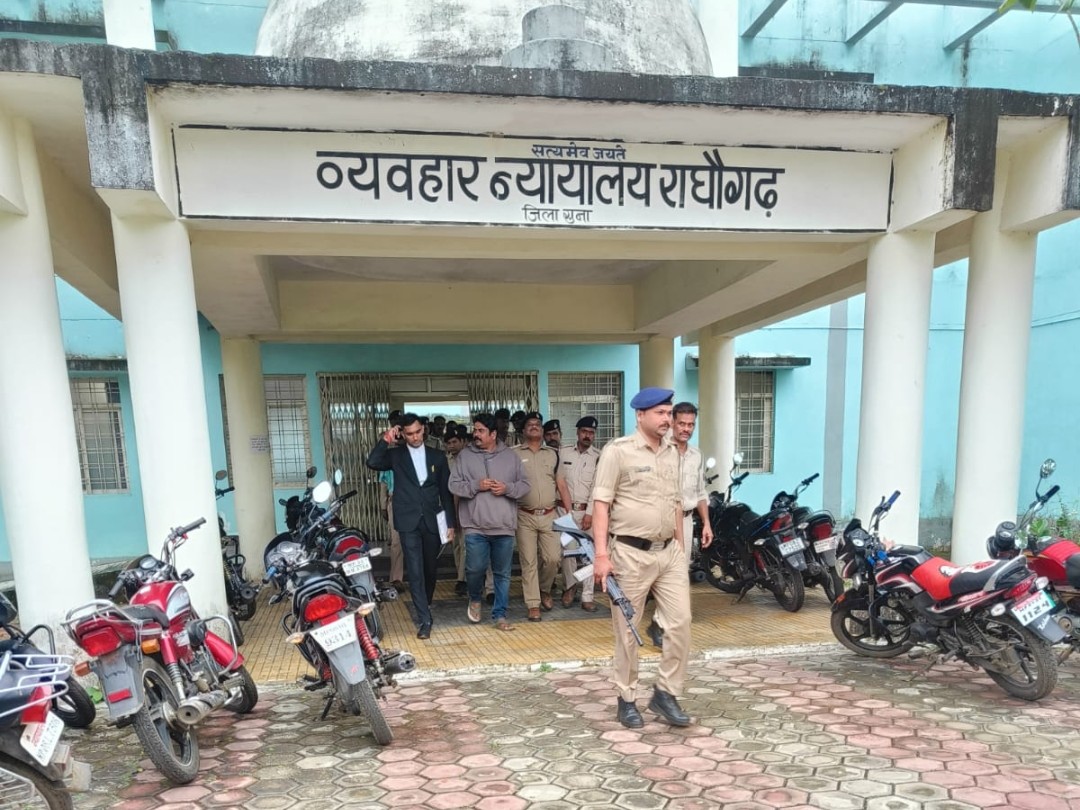 ट्रक ड्राइवर माखन कुशवाह की मौत के मामले में गिरफ्तारी के बाद रामवीर कुशवाह को कोर्ट में पेश किया गया था। फाइल फोटो। - Dainik Bhaskar