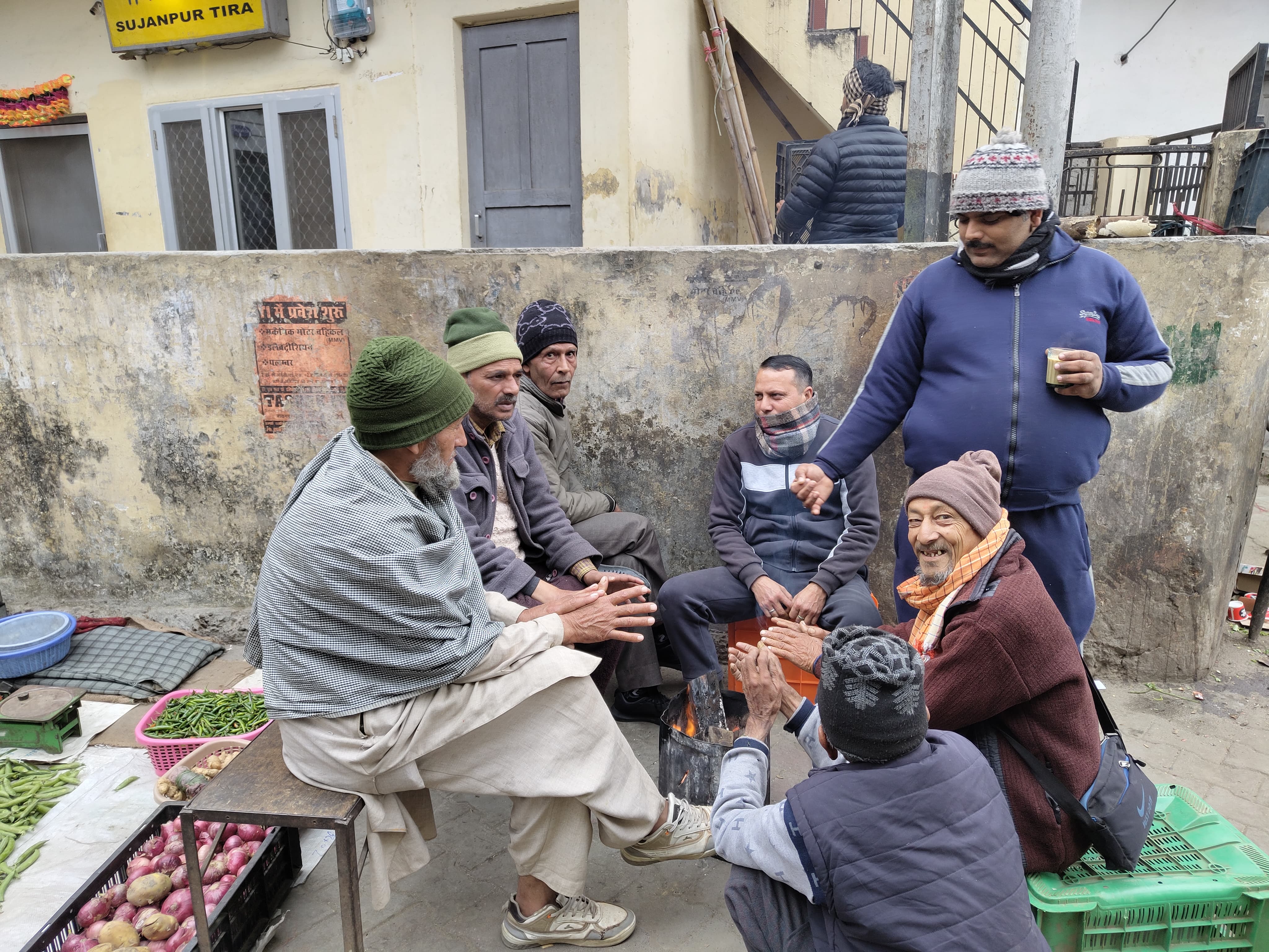 सुजानपुर में सुबह के वक्त आग सेंकते हुए लोग।