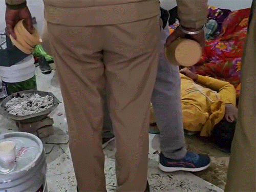 पुलिस को मौके पर खाने-पीने का सामान भी पड़ा मिला।