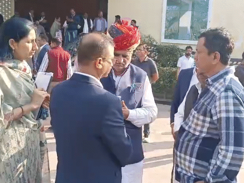 यूडीएच मंत्री झाबर सिंह खर्रा को जिला कलेक्टर मुकुल शर्मा और नगर परिषद आयुक्त शशिकांत शर्मा ने पूरे घटनाक्रम की जानकारी दी।