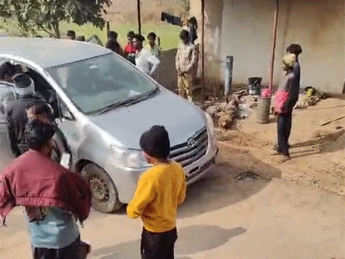 वारदात के बाद लोगों ने कार से डेडबॉडी को लेकर अस्पताल पहुंचाया।