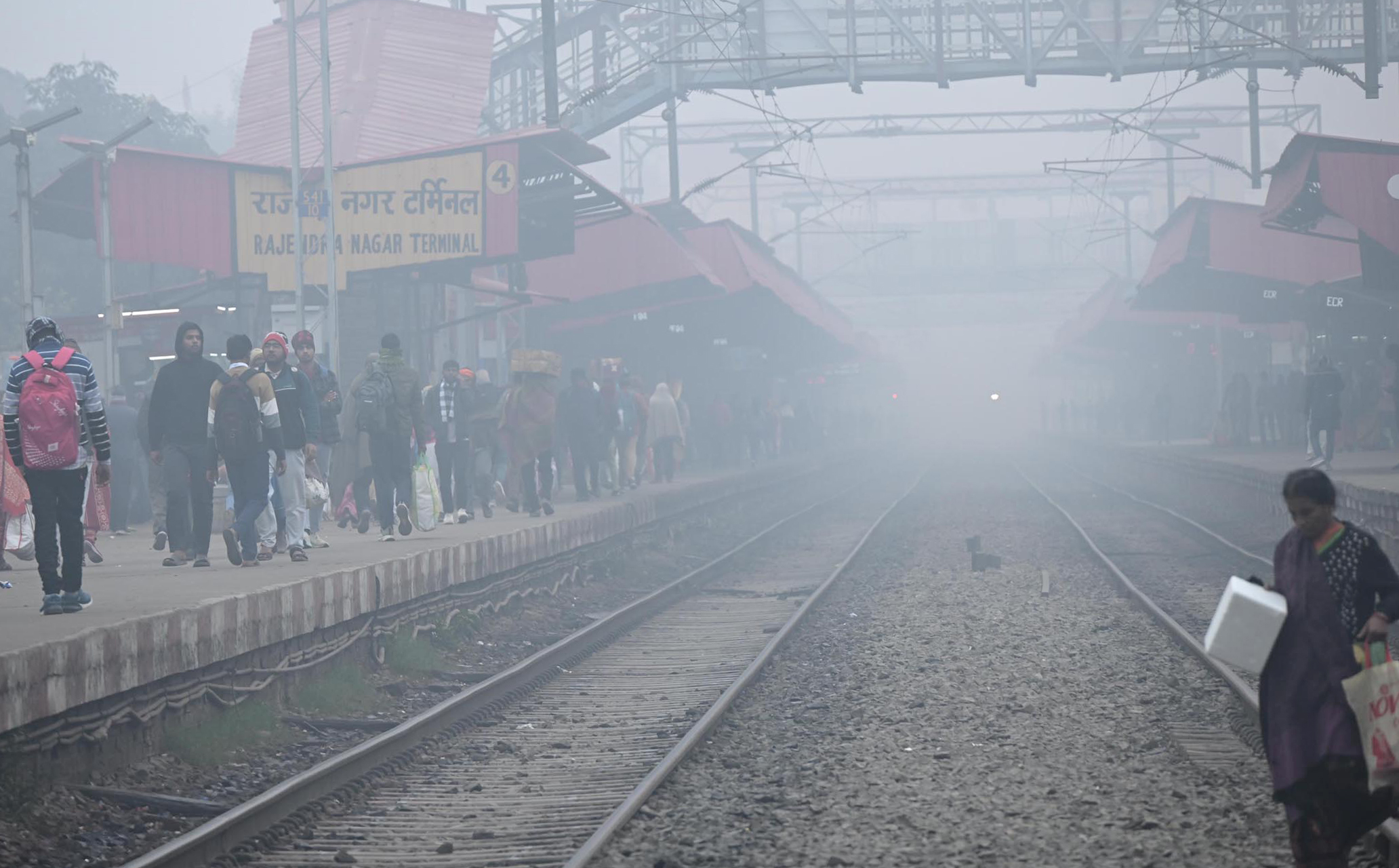 तस्वीर पटना के राजेंद्र नगर रेलवे स्टेशन की है। कोहरे के चलते ट्रेनें लेट चल रही हैं।