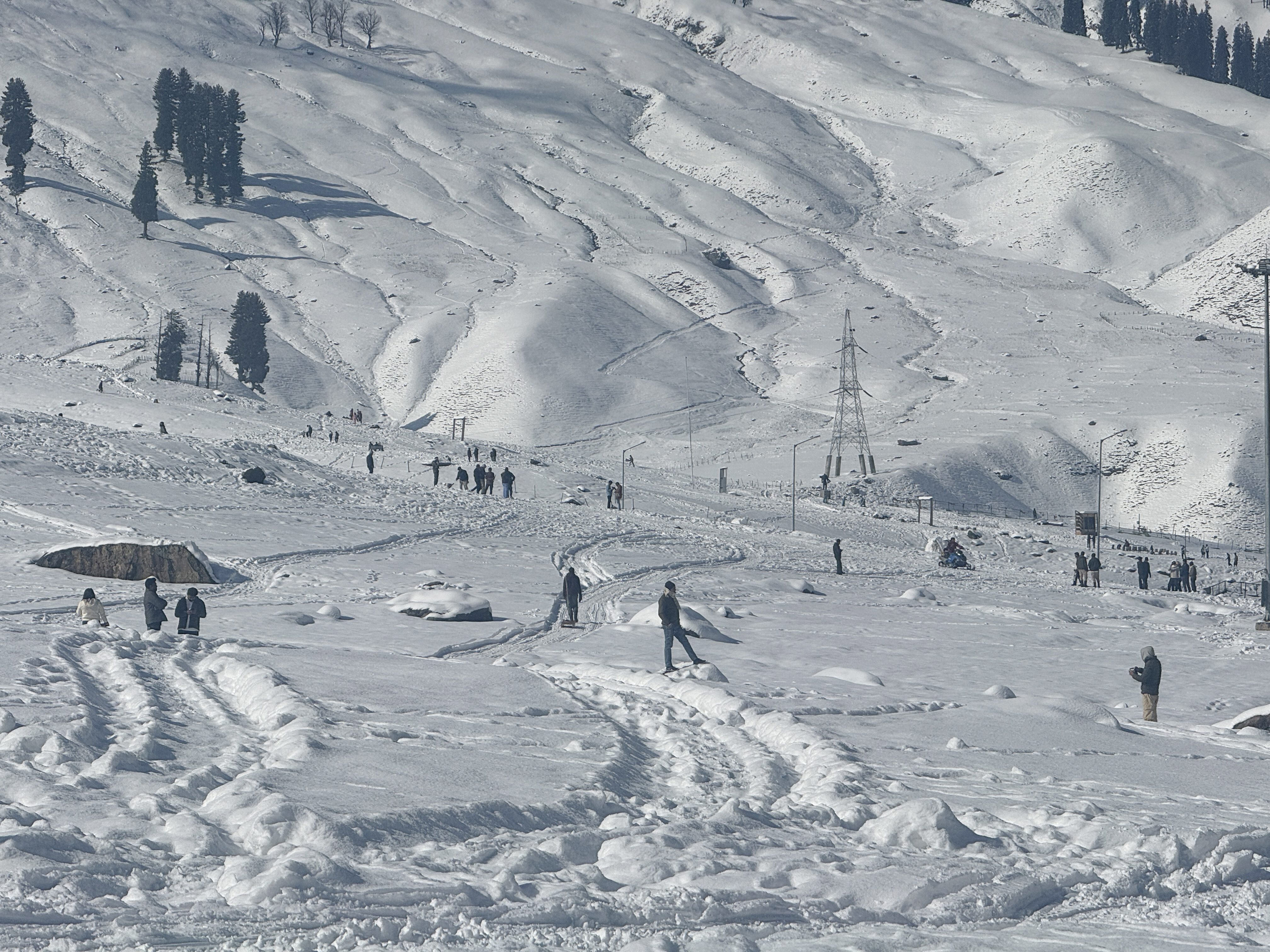 जम्मू-कश्मीर के सोनमर्ग में ताजा बर्फबारी के बाद मौसम का लुत्फ उठाते टूरिस्ट।