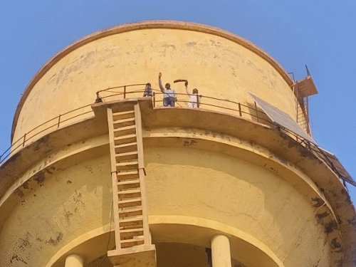 पुलिस की कार्रवाई से नाराज 2 ग्रामीण पानी की टंकी पर चढ़ गए और किसानों को तुरंत रिहा करने की मांग की।